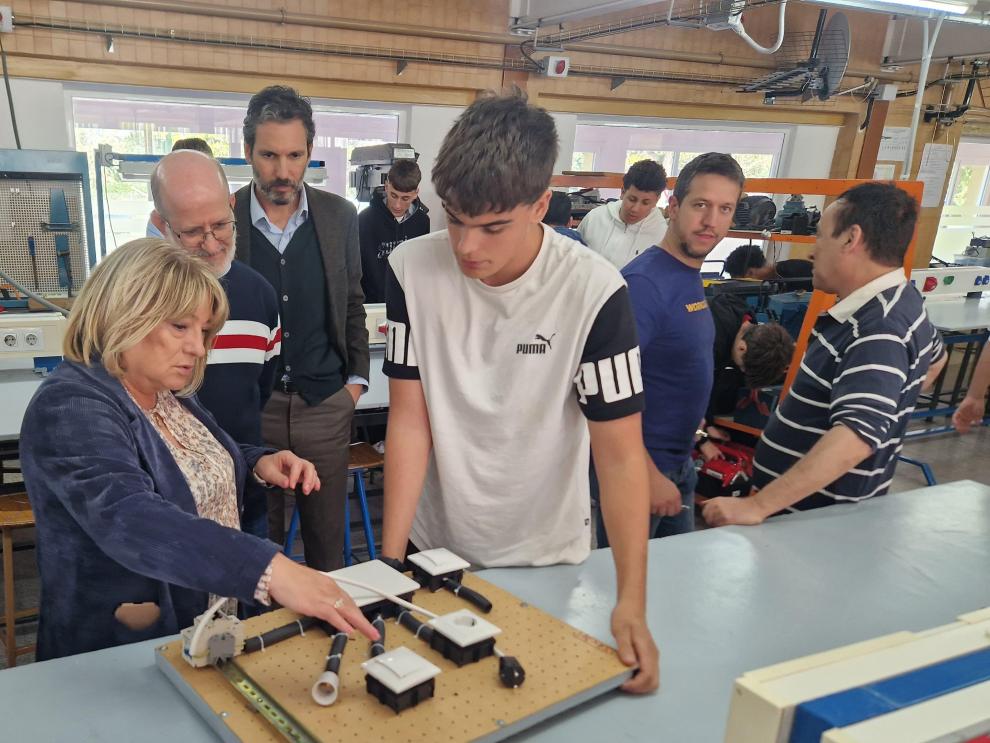 La consejera de Educación, Tomasa Hernández, durante una reciente visita a un centro que imparte FP en Monzón..