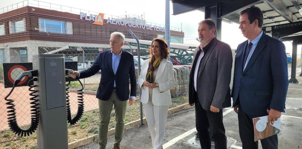 Octavio López visita el nuevo aparcamiento del aeropuerto de Teruel.