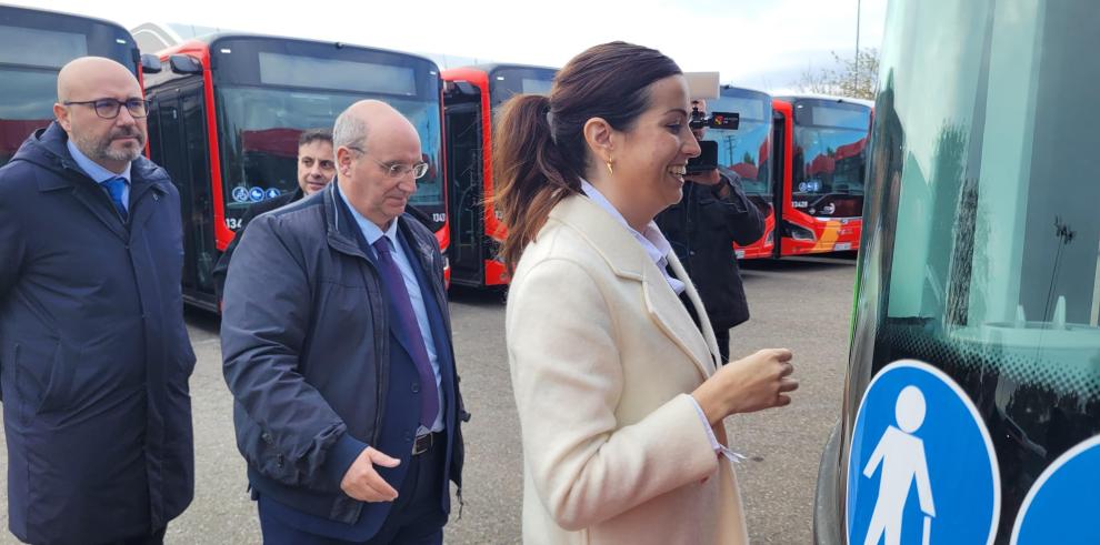 Tatiana Gaudes y Miguel Ángel Ania han presentado los dos lotes pendientes de transporte de viajeros que operarán en Zaragoza.