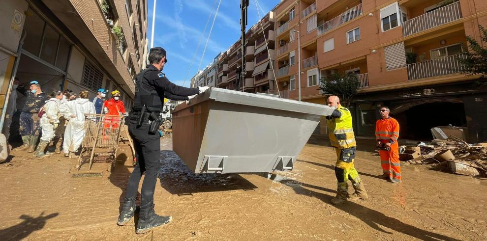 Aragón distribuye 8 contenedores para lodo en Catarroja.