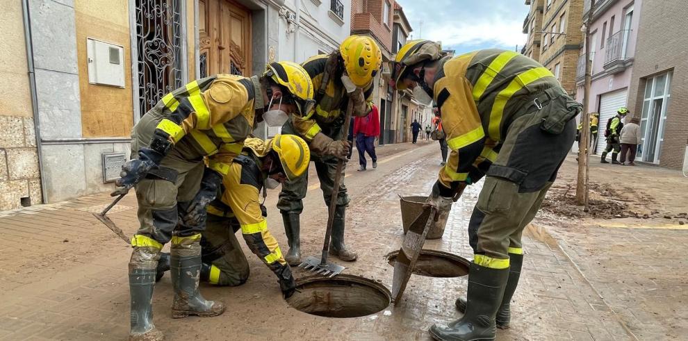 Efectivos de INFOAR comprueban el estado del alcantarillado en el sector 2 de Catarroja.