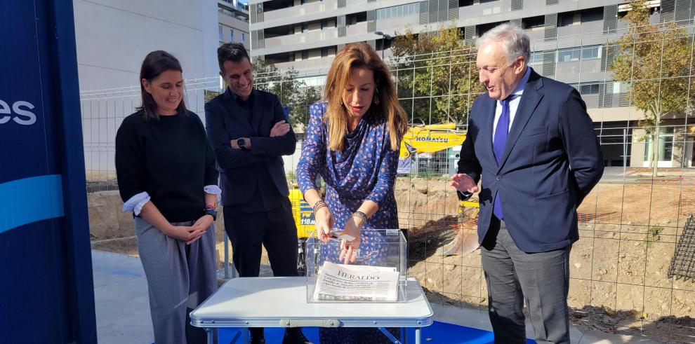 Octavio López y Natalia Chueca ponen la primera piedra de 23 viviendas en régimen de cooperativa en el Rabal.