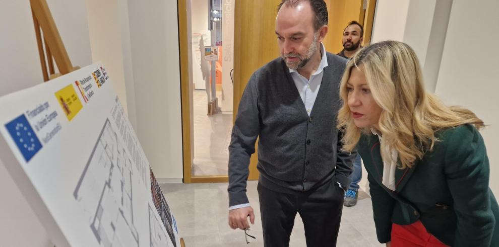 La vicepresidenta del Gobierno de Aragón, Mar Vaquero, en su visita al Caivis de Zaragoza junto al arquitecto Santiago Carroquino.