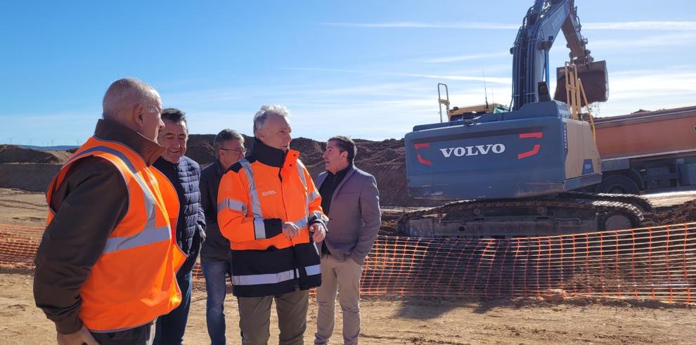 Octavio López visita las obras de la A-1101 entre Muel y Villanueva de Huerva.