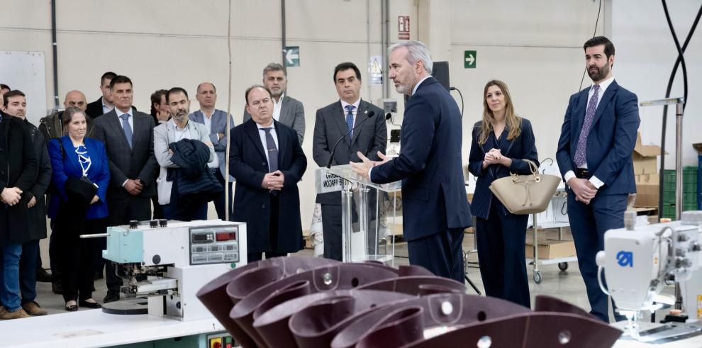 Visita del presidente Azcón a la fábrica Aranda Leather Studio - Paris 64 en Illueca