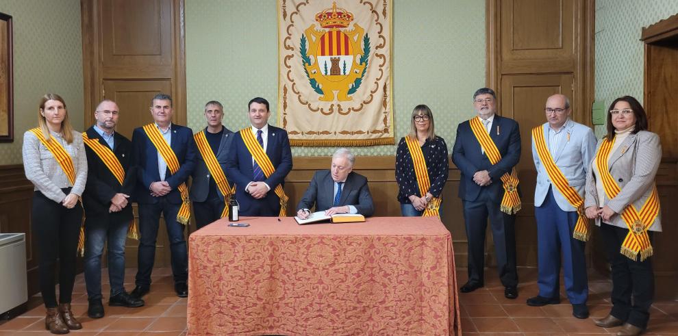 Octavio López firma el Libro de Honor de Alcañiz.