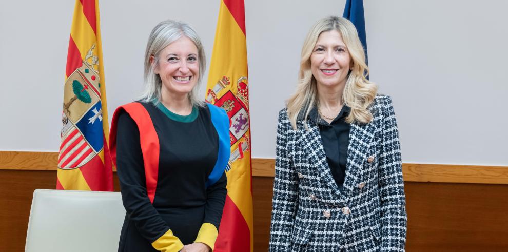 La vicepresidenta, Mar Vaquero, y la directora de la CARTV, Raquel Fuertes, han firmado el nuevo contrato programa.