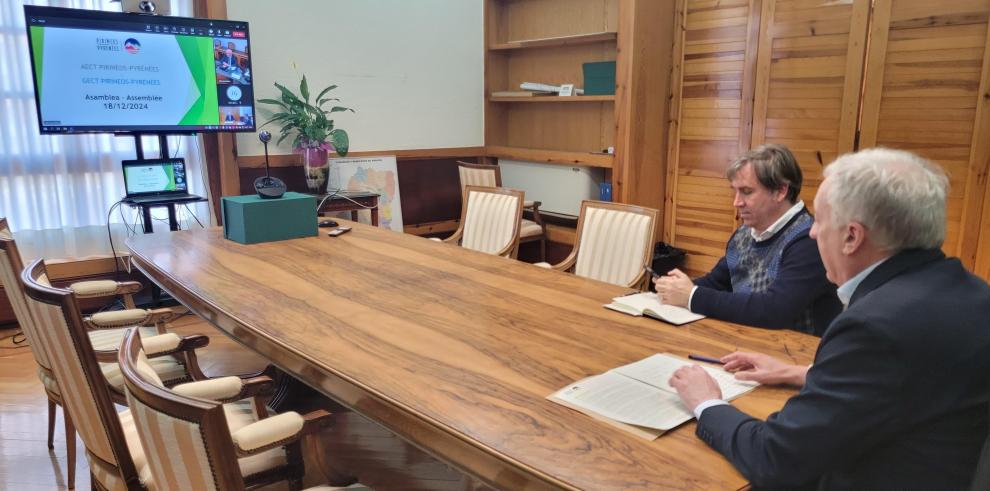 Octavio López traspasa la presidencia de AECT Pirineos-Pyrénées a Clément Servat.
