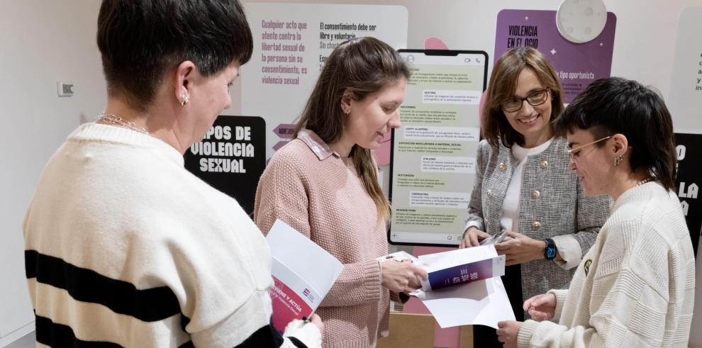 María Antoñanzas, directora del IAM, junto a algunas trabajadoras del Caivis de Zaragoza.