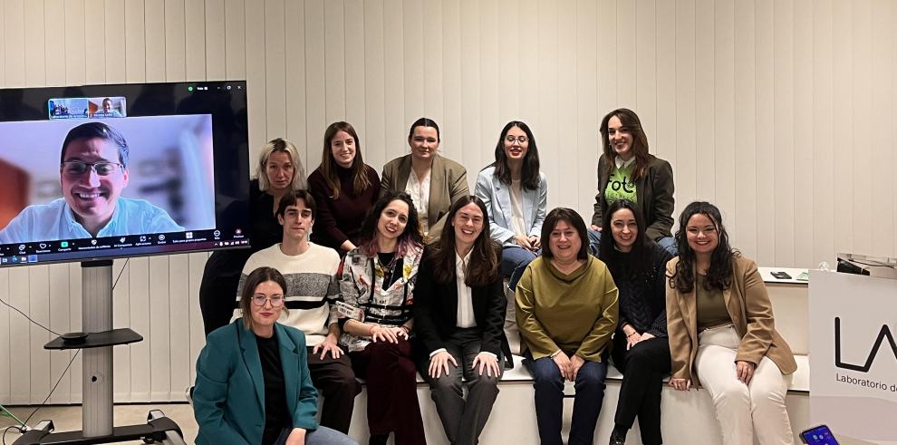 Los jóvenes emprendedores de Aragón, en el LAAAB junto a la directora del IAJ, Cristina Navarro.
