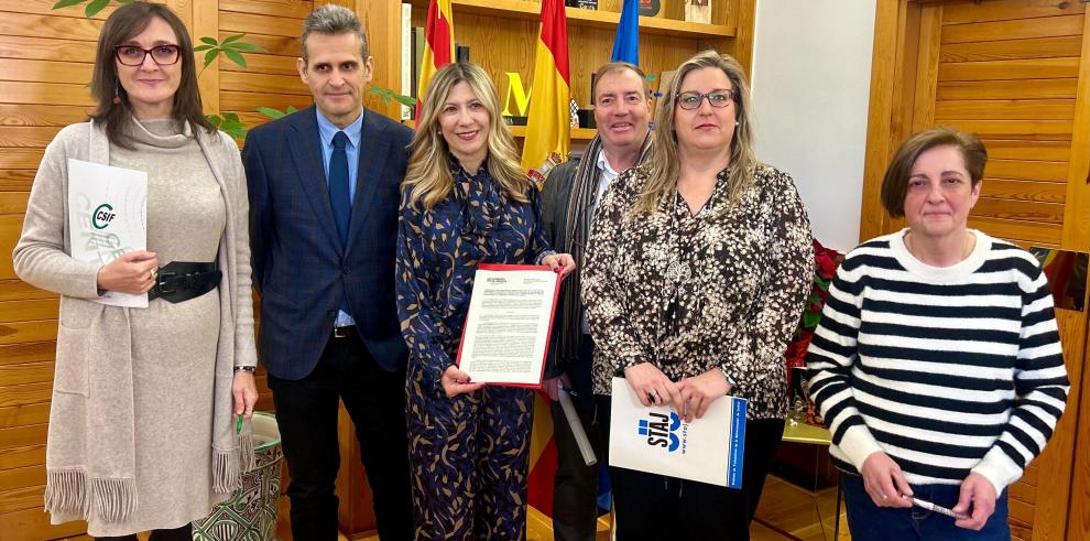 La vicepresidenta del Gobierno de Aragón, Mar Vaquero, y el director general de Justicia, Javier Martínez, junto a los representantes de las asociaciones sindicales.