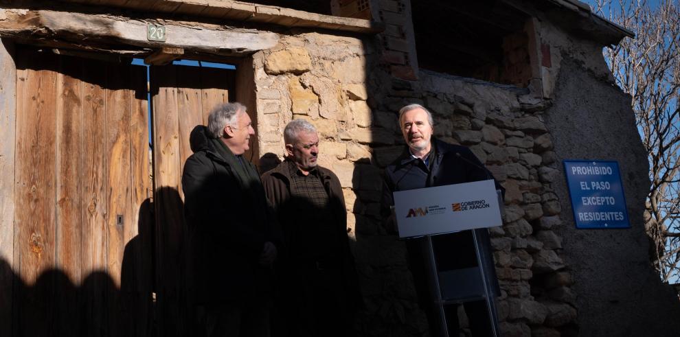 La presentación ha tenido lugar junto a uno de los solares de La Fresneda donde se construirá vivienda.