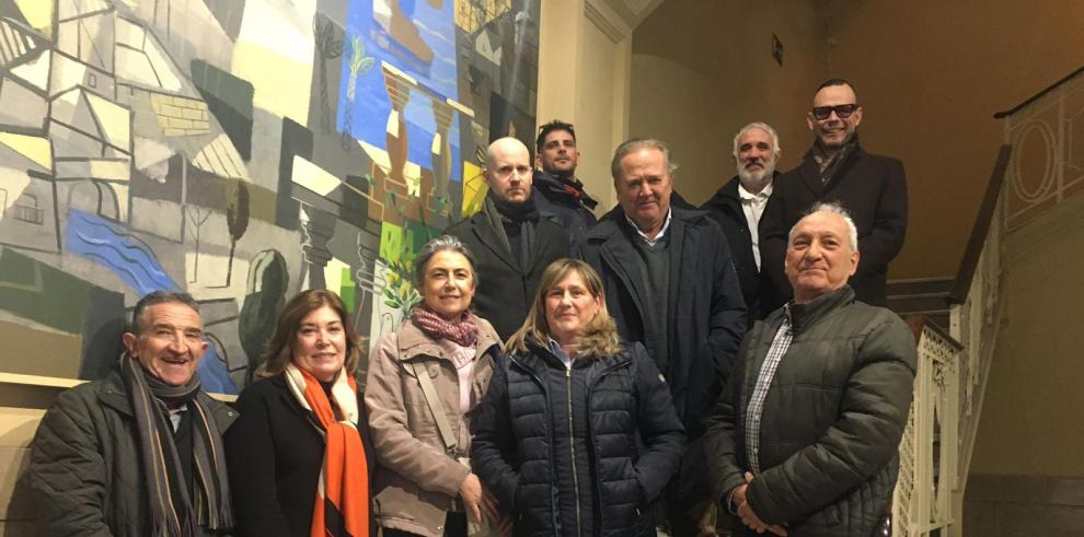 Representantes del Gobierno de Aragón y de la junta directiva del Centro Aragonés en Barcelona durante la visita al emblemático edificio