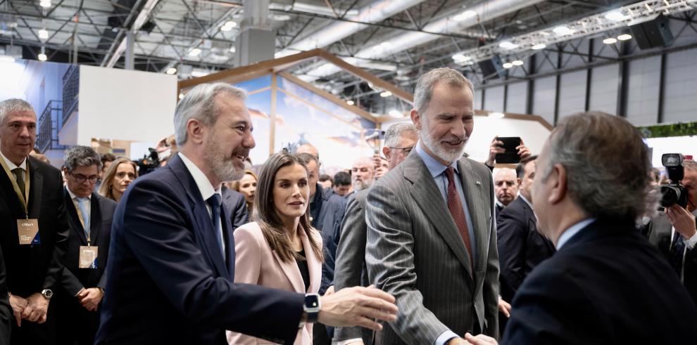 El presidente Azcón, junto a la reina Letizia y Felipe VI en el stand de Aragón en FITUR.