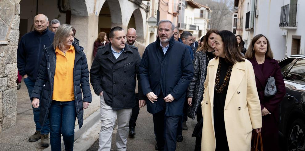 El presidente del Gobierno de Aragón, Jorge Azcón, y la consejera de Bienestar Social y Familia, Carmen Susín, durante su visita a la Casa de Infancia de Aliaga.