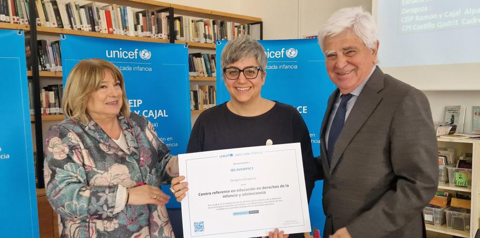 Entrega del reconocimiento de Unicef al IES Avempace como centro educativo referente en derechos de la infancia.