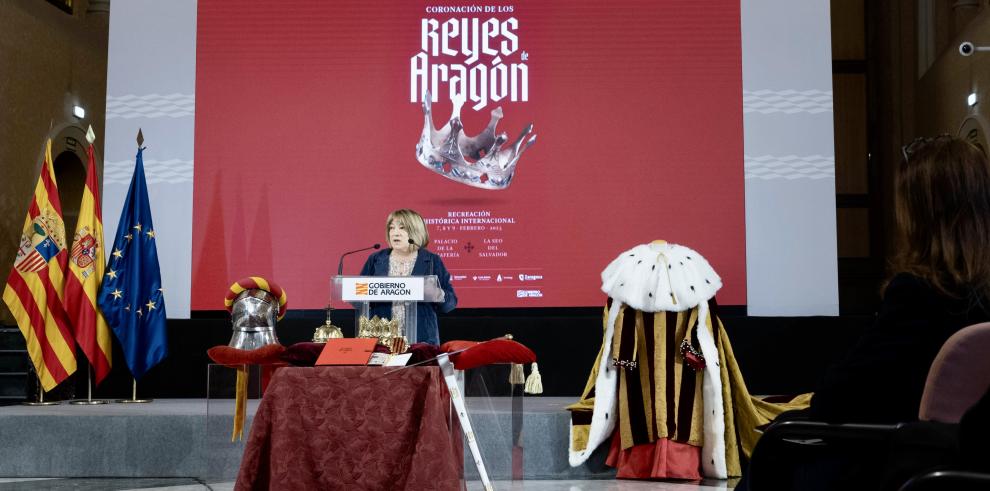 Tomasa Hernández, presenta en rueda de prensa el evento de la Coronación de los Reyes de Aragón.