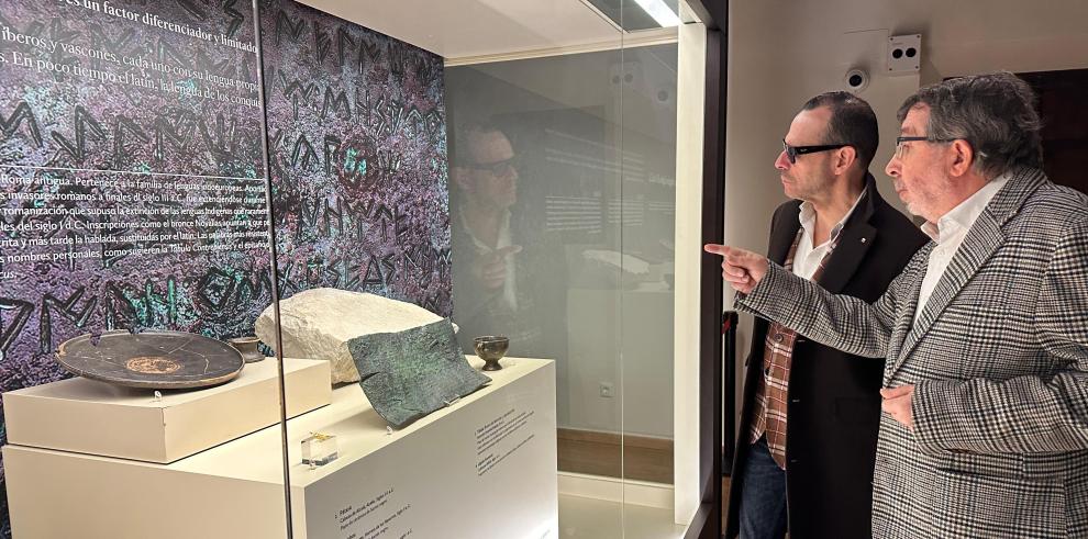 Pedro Olloqui e Isidro Aguilera inauguran la exposición "Antes del latín: Lenguas prerromanas en Aragón (siglos II – I a.C)”.