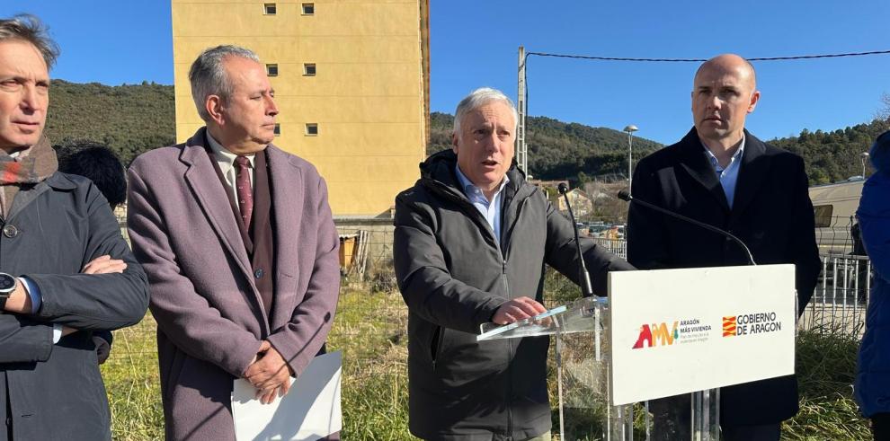 El consejero Octavio López, en la presentación de las viviendas, junto al alcalde de Boltaña y el subdelegado del Gobierno en Huesca.