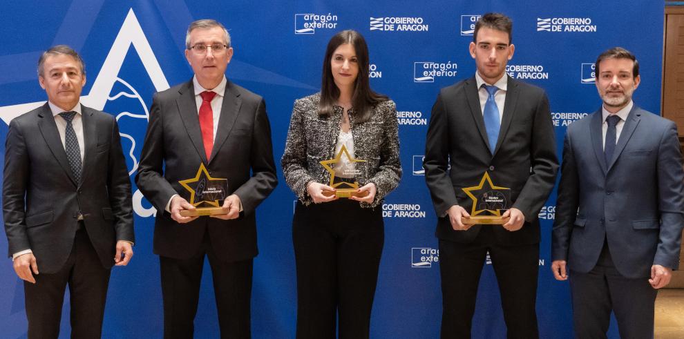 El director general de Política Económica, Javier Martínez, y el director gerente de Arex, Javier Camo, entregan los Premios Arex 2024