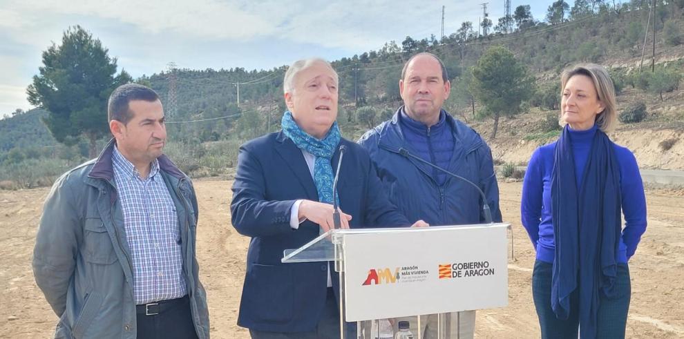 Octavio López junto al alcalde de Fayón, Roberto Cabestany; el presidente de la Comarca Bajo Aragón-Caspe, Javier Nicolás, y la directora gerente de SVA, Inmaculada Aured, hoy en Fayón.