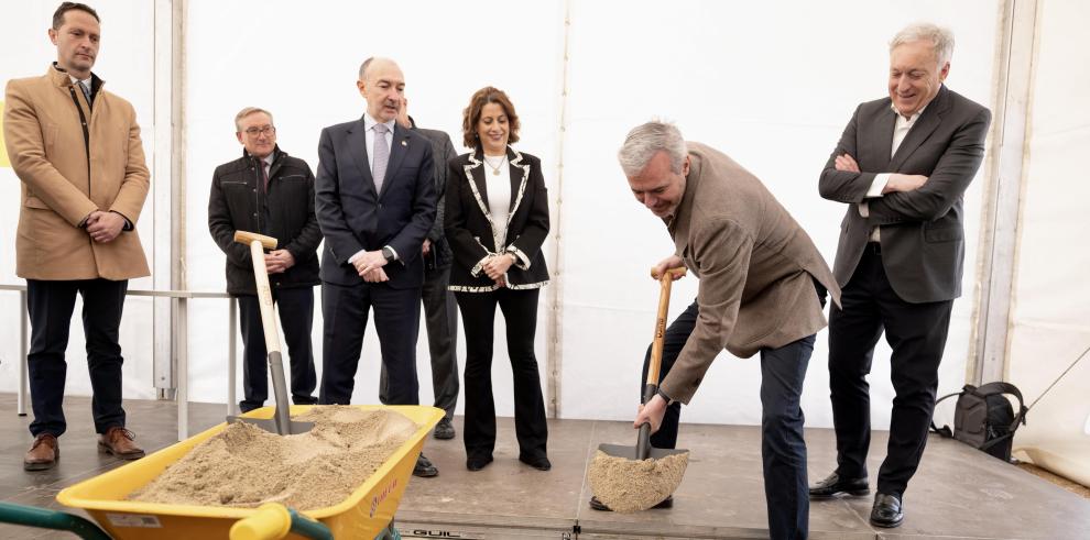 El presidente Azcón coloca la primera piedra de la nave y el hangar de dirigibles estratosféricos en el Aeropuerto de Teruel.