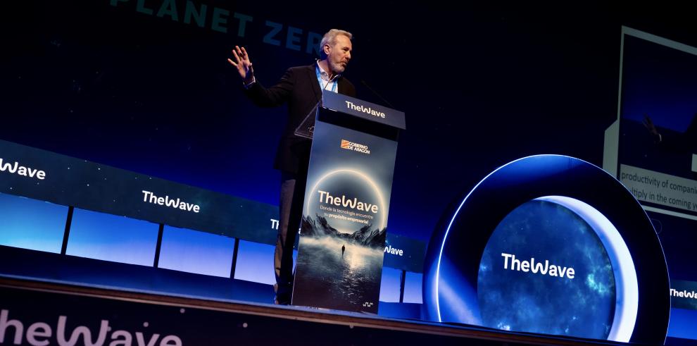 El presidente del Gobierno de Aragón, Jorge Azcón, participa en la jornada inaugural del congreso tecnológico "The Wave".