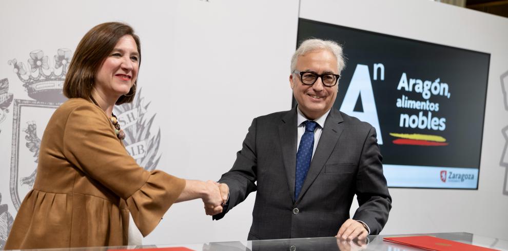 Sara Fernández y Javier Rincón tras la firma del acuerdo