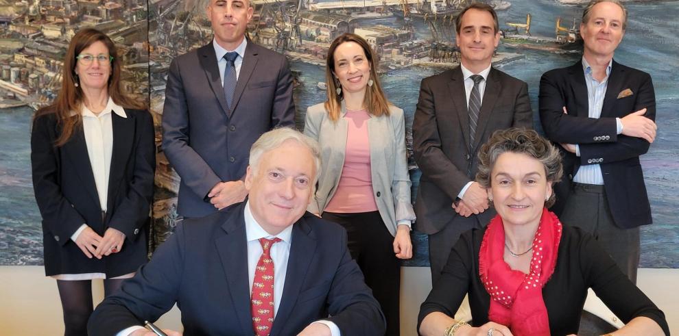 Octavio López y Mar Chao han firmado el protocolo entre el Gobierno de Aragón y el Puerto de Valencia.