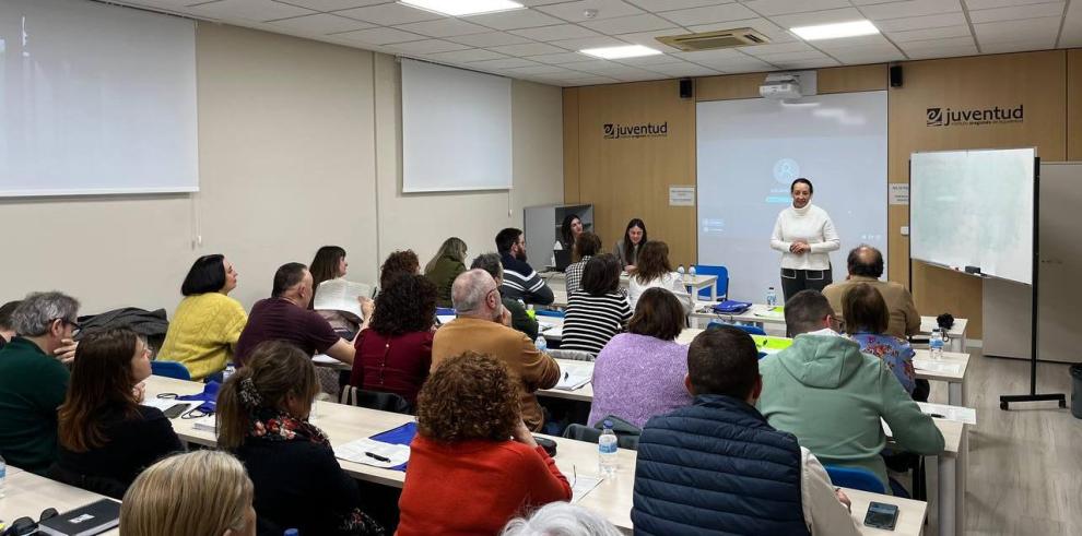 Carmen Susín ha inaugurado el encuentro, acompañada por la directora gerente del IAJ, Cristina Navarro