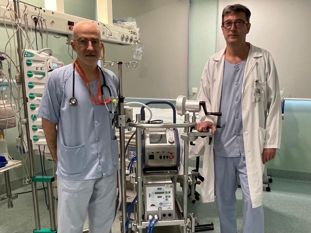 Director del programa ECMO, el Dr. Luis Manuel Claraco, y el jefe de servicio de la UCI del Servet, el Dr. Andrés Carillo.