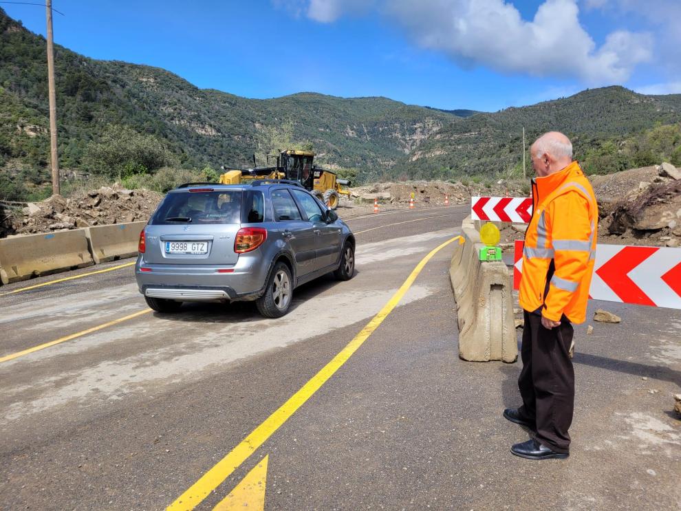 El director general de Carreteras e Infraestructuras, Miguel Ángel Arminio, ha supervisado hoy la reapertura de la A-139, a la altura de Santaliestra.