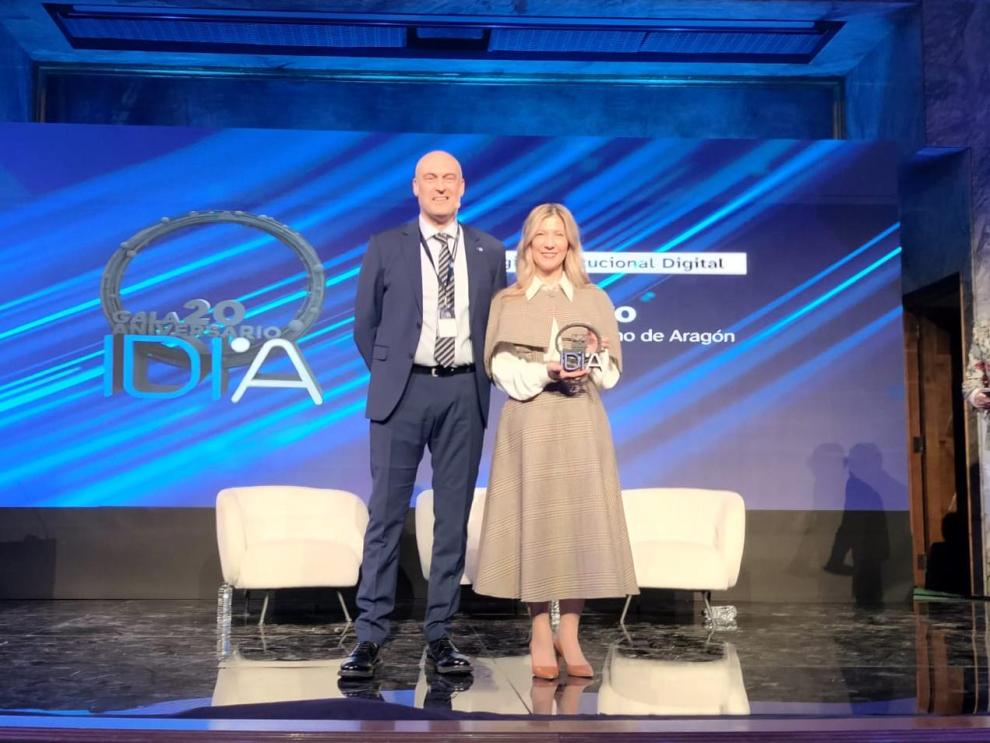 Mar Vaquero ha recogido el premio de la mano del presidente de Idia, Iñaki González