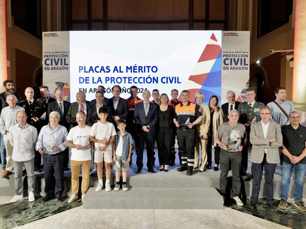 Foto de familia al término del acto de la entrega de las Placas al Mérito de Protección Civil.