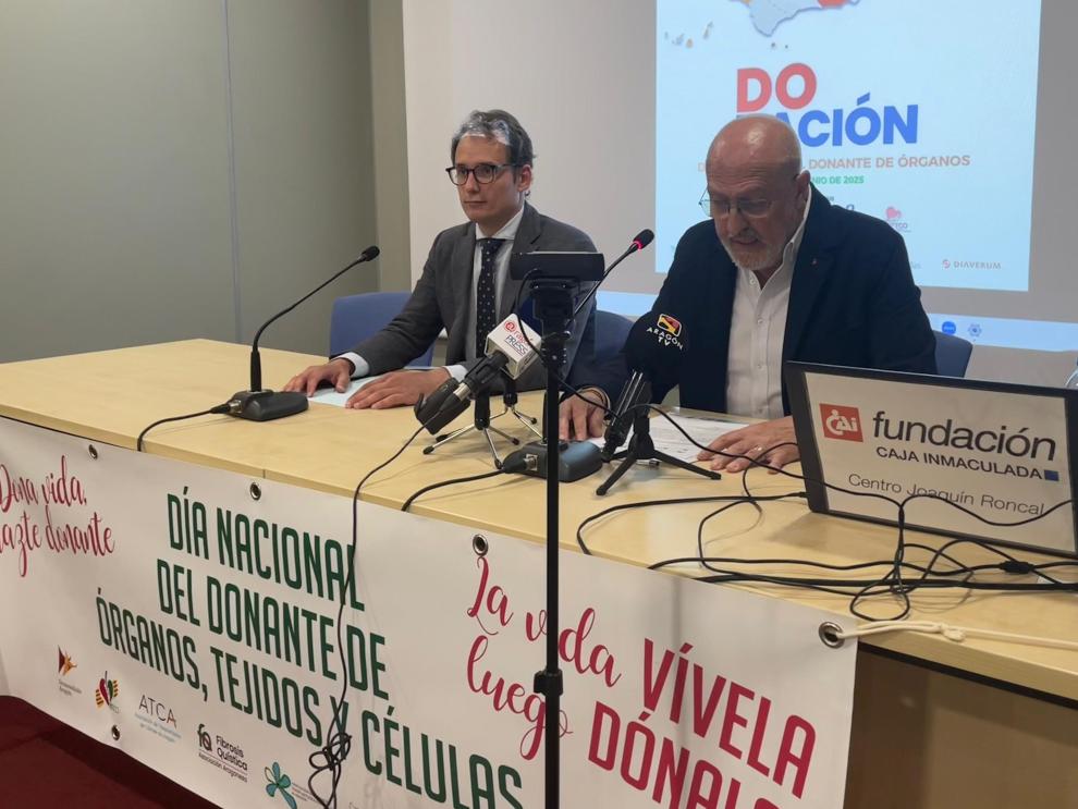 El coordinador autonómico de trasplantes, José Ángel de Ayala, junto al presidente de la asociación `Dona vida Aragón´