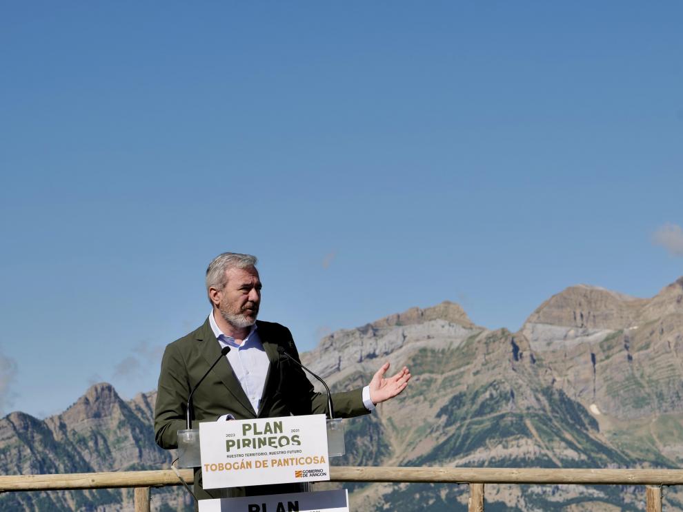 El presidente Azcón participa en el acto de colocación de la primera piedra del tobogán de montaña de Panticosa.