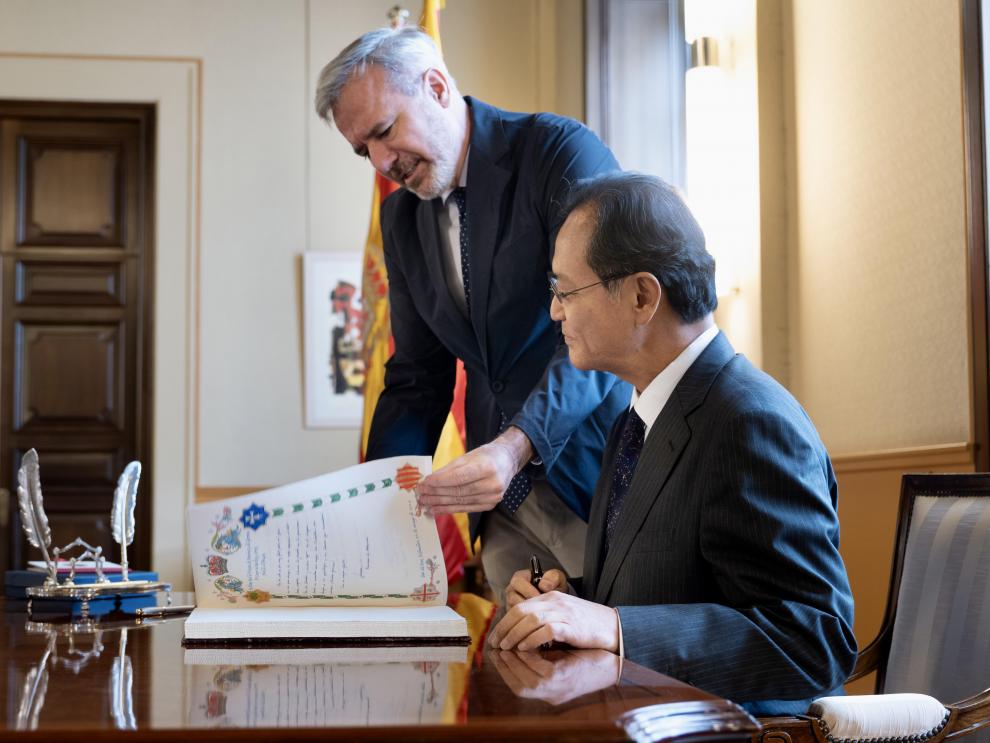 Imagen del artículo El presidente Azcón se reúne con el embajador de Japón en España