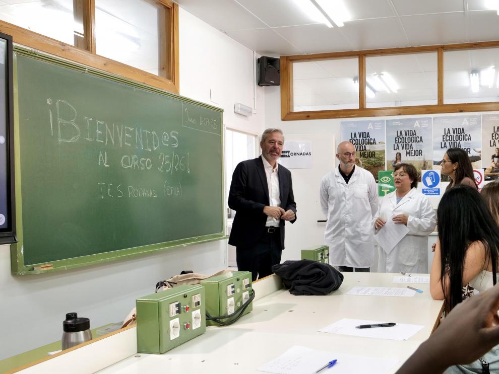 El presidente Azcón asiste al inicio de curso de Formación Profesional en el IES Rodanas de Épila.