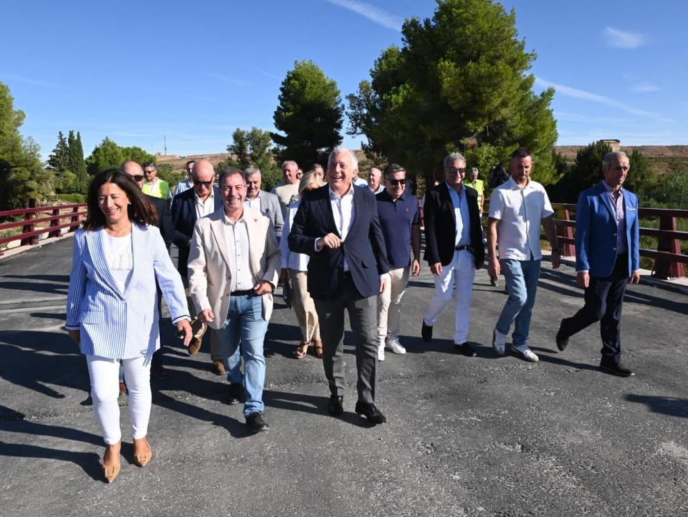 Octavio López, junto con alcaldes de los municipios que atraviesa la A-222, momentos antes de reabrir la A-222 en Belchite.