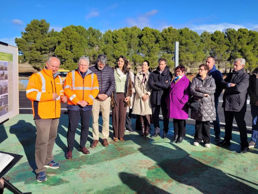El director general de Carreteras e Infraestructuras, Miguel Ángel Arminio, ha explicado los detalles de la actuación en la A-1210 en presencia del consejero Octavio López, alcaldes, diputados y representantes comarcales.