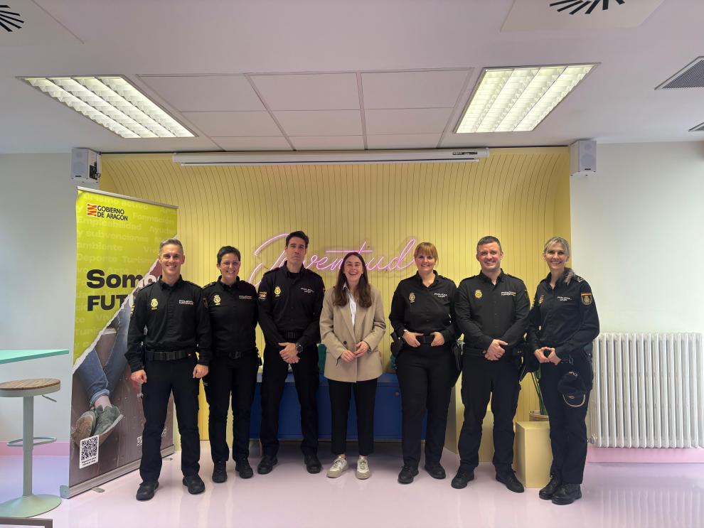 Los agentes de la Policía Nacional y la gerente del IAJ, minutos antes de comenzar la actividad