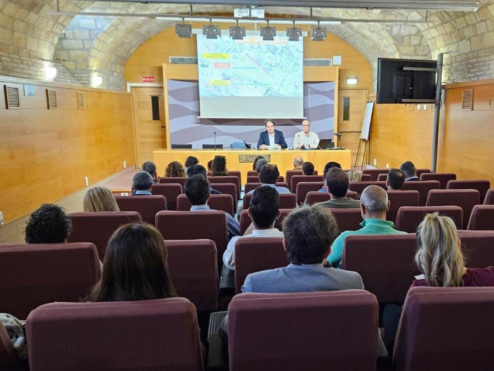 Roberto Bermúdez de Castro y Miguel Ángel Clavero, presidiendo una reunión del grupo interdepartamental para la planificación del eclipse.