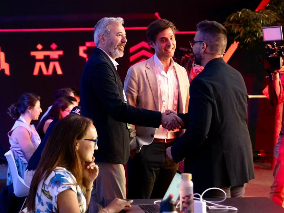 El presidente Azcón conoce distintas startups durante su visita al South Summit 2026.