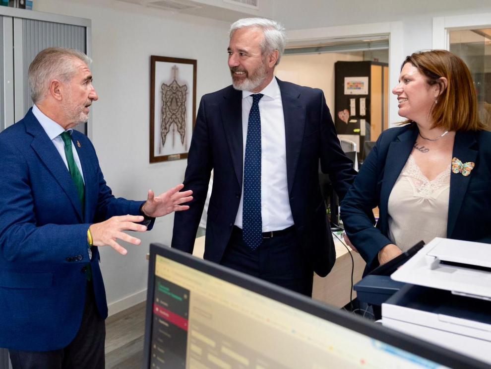 El presidente Azcón, en la sede de la Asociación Víctimas del Terrorismo (AVT).