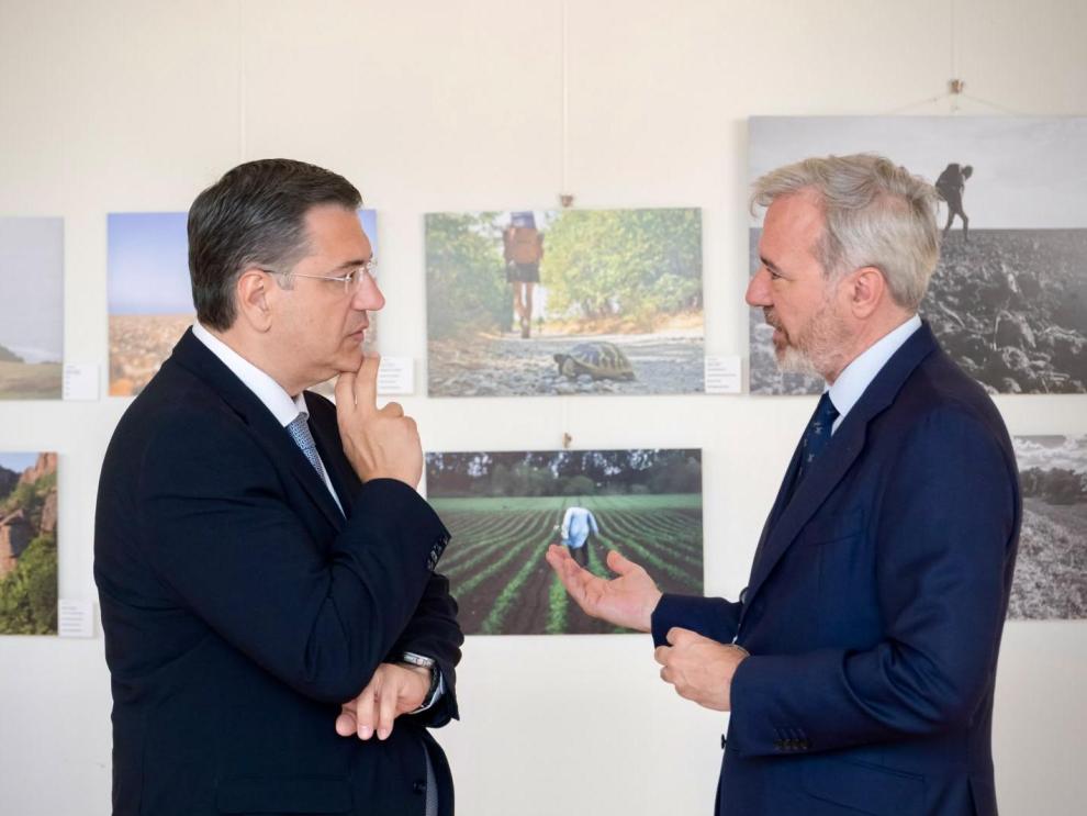 El presidente Azcón, con el comisario de Transportes de la Unión Europea, Apostolos Tzitzikostas.