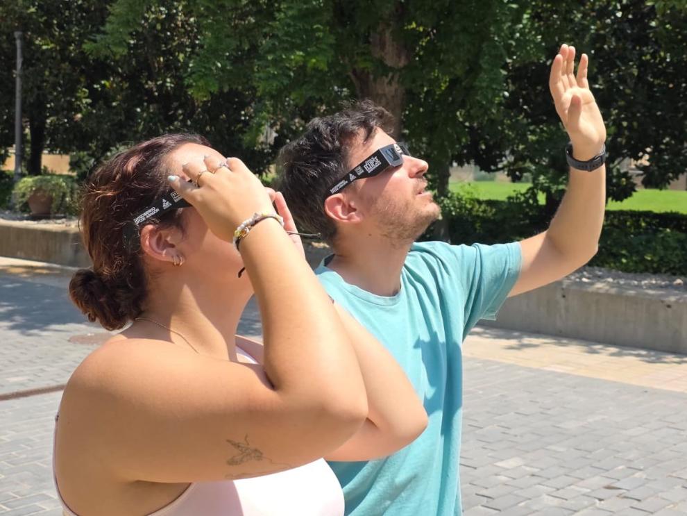 Dos jóvenes prueban el material que se deberá utilizar para ver el eclipse.