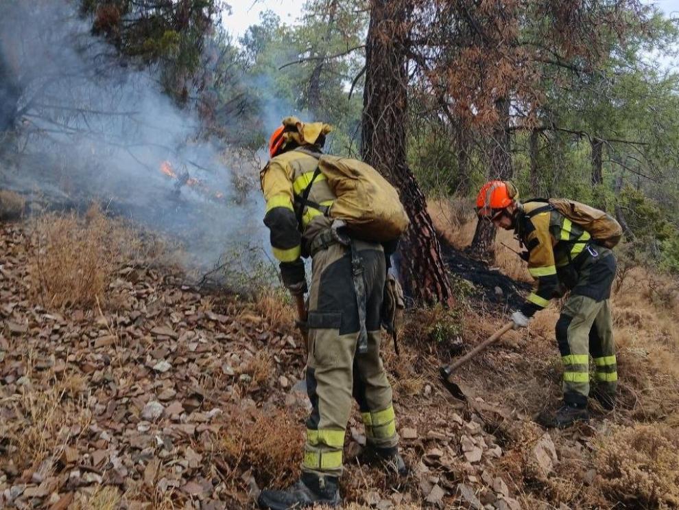 Trabajos de extinción en el incendio de la Sierra de Algairén.