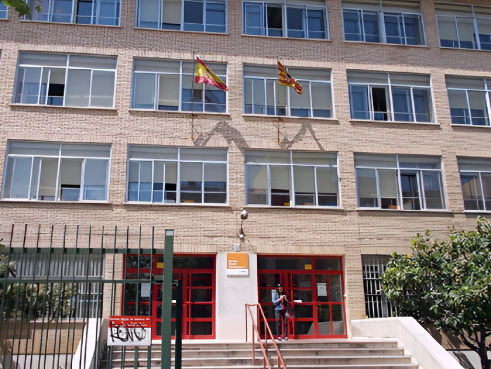 Una joven en la entrada a la Escuela Oficial de Idiomas nº1 de Zaragoza