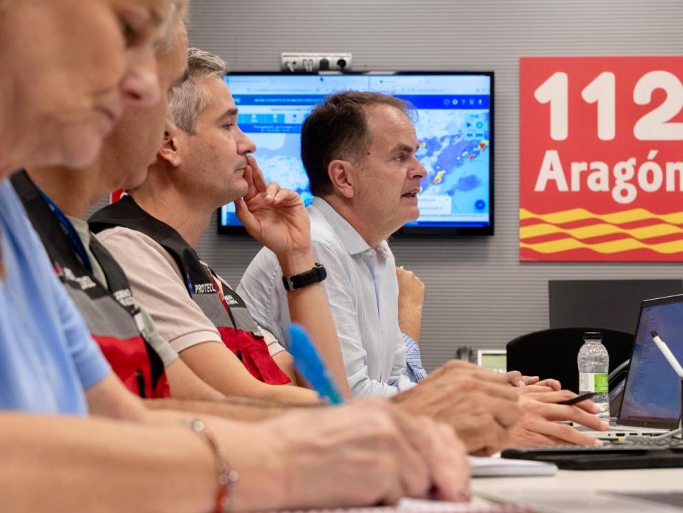 Un instante de la reunión del CECOP esta tarde en la Sala de Crisis del 112, con el consejero Bermúdez de Castro al fondo.