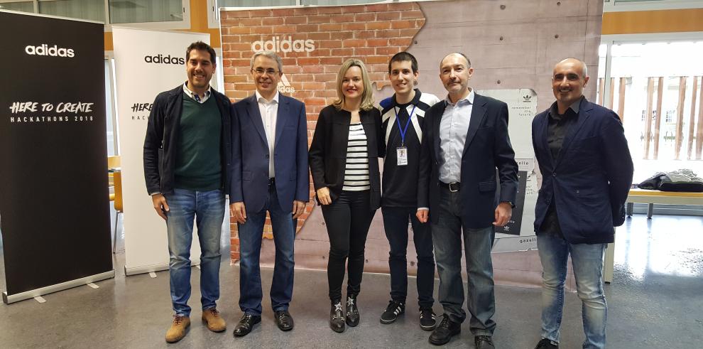 Pilar Alegría visita el hackaton de la EINA